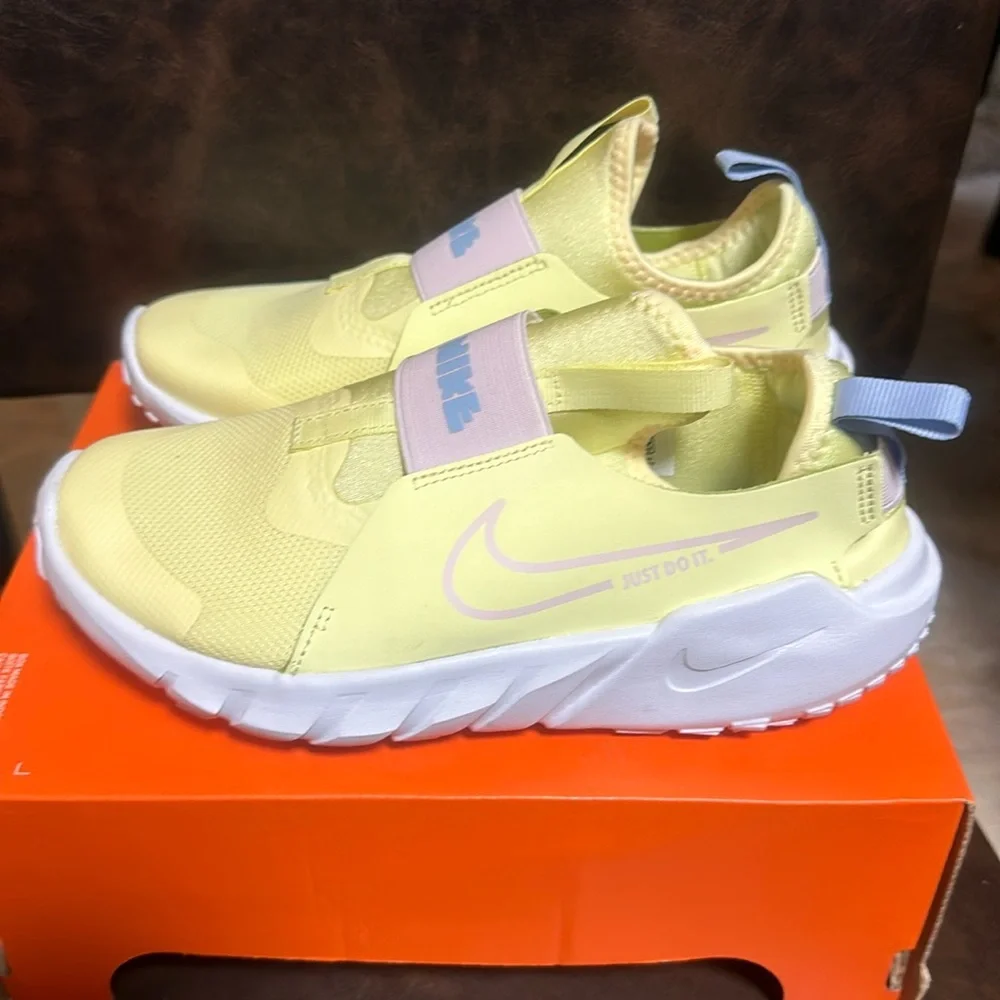 Nike Kids' Grade School Flex Runner 2 Running Shoes: YELLOW: NEW WITH BOX: SZ 4